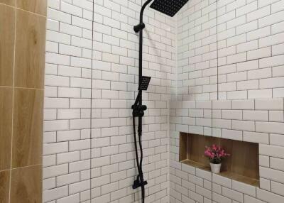 Modern shower with white subway tiles and niche