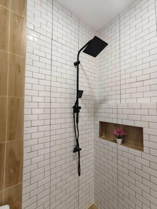 Modern shower with white subway tiles and niche