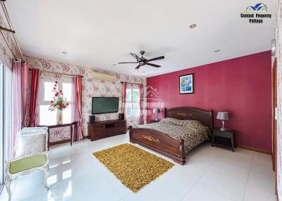 Stunning, 9 bedroom, 7 bathroom, Private pool villa for sale in Na Jomtien.