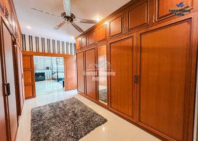 Stunning, 9 bedroom, 7 bathroom, Private pool villa for sale in Na Jomtien.