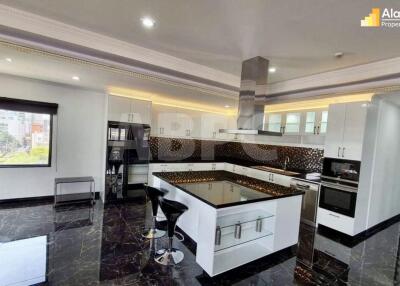4 Bedroom Penthouse Condo for Sale in Pratumnak