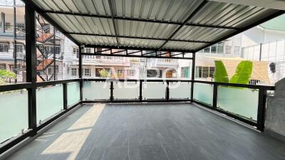 Renovated 3 story 2 Bedroom 4 bathroom House for Sale in Pratumnak