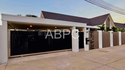 3 Bedroom 4 Bathroom in East Pattaya