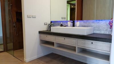 Modern bathroom with large mirror and vanity