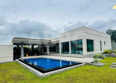 3 Bedrooms 3 bathrooms Luxury Pool Villa in East Pattaya