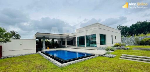 3 Bedrooms 3 bathrooms Luxury Pool Villa in East Pattaya