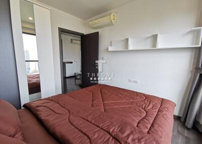 Spacious bedroom with a double bed, mirrored closet, wall-mounted shelves, and air conditioner