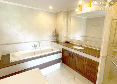 1 Bed 1 Bath in Wong Amat CR3189