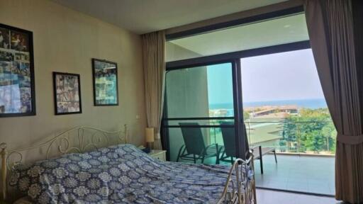 Bedroom with sea view and balcony access