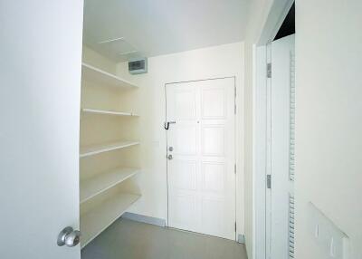 Entrance area with shelves and door