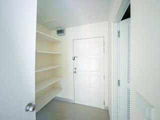 Entrance area with shelves and door