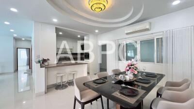 4 Bedrooms 4 Bathrooms in East Pattaya