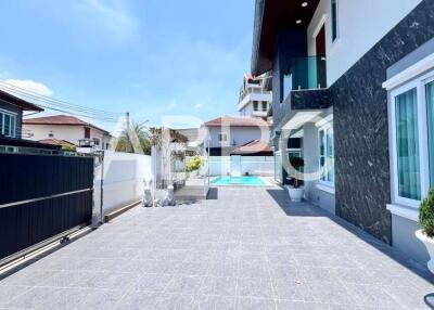 4 Bedrooms 4 Bathrooms in East Pattaya