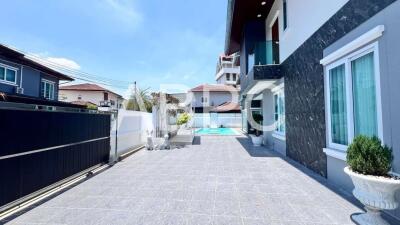 4 Bedrooms 4 Bathrooms in East Pattaya