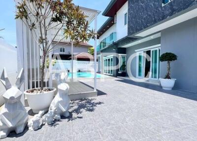 4 Bedrooms 4 Bathrooms in East Pattaya