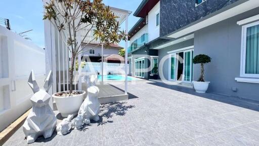 4 Bedrooms 4 Bathrooms in East Pattaya