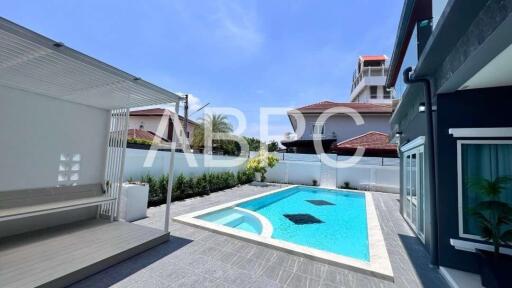 4 Bedrooms 4 Bathrooms in East Pattaya