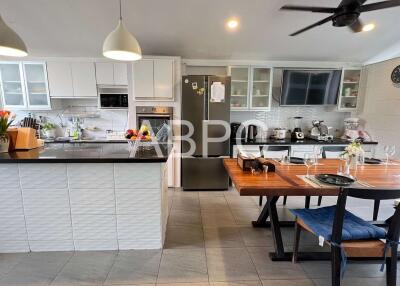 3 Bedrooms 4 Bathrooms in East Pattaya