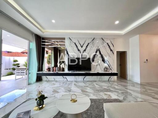 Modern 4 bedroom 5 bathroom Pool Villa in Jomtien