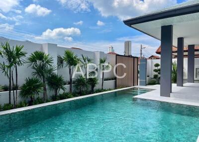 Modern 4 bedroom 5 bathroom Pool Villa in Jomtien