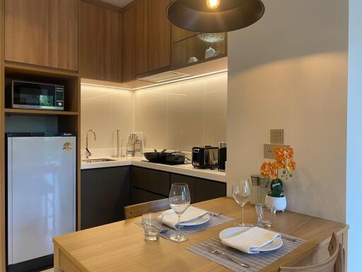 Modern kitchen with dining area