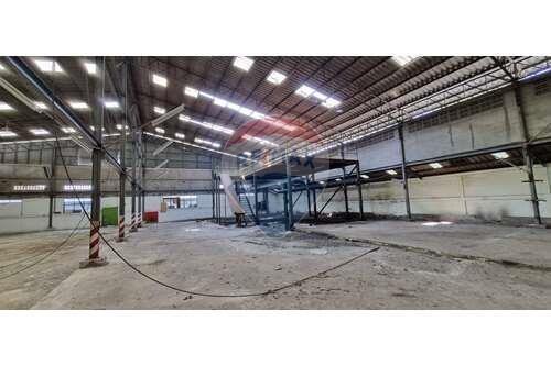 "Spacious Warehouse for Rent near Suvarnabhumi Airport - Customize to Your Needs with Rent-Free Renovation Period!"