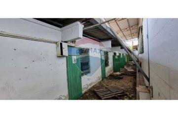 "Spacious Warehouse for Rent near Suvarnabhumi Airport - Customize to Your Needs with Rent-Free Renovation Period!"