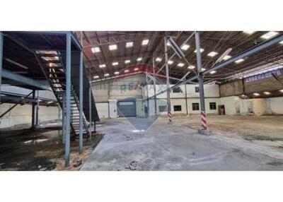 "Spacious Warehouse for Rent near Suvarnabhumi Airport - Customize to Your Needs with Rent-Free Renovation Period!"