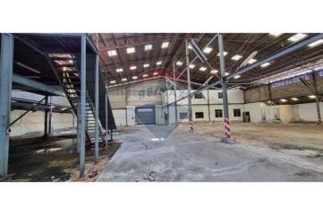 "Spacious Warehouse for Rent near Suvarnabhumi Airport - Customize to Your Needs with Rent-Free Renovation Period!"