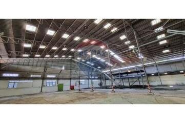 "Spacious Warehouse for Rent near Suvarnabhumi Airport - Customize to Your Needs with Rent-Free Renovation Period!"