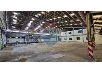 "Spacious Warehouse for Rent near Suvarnabhumi Airport - Customize to Your Needs with Rent-Free Renovation Period!"