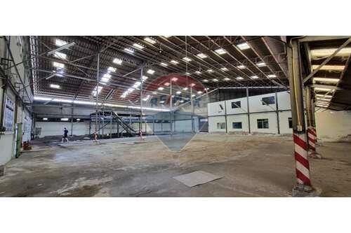 "Spacious Warehouse for Rent near Suvarnabhumi Airport - Customize to Your Needs with Rent-Free Renovation Period!"