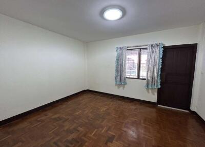 Inexpensive unfurnished 3 bed townhouse