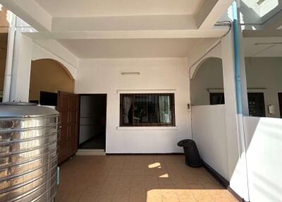 Inexpensive unfurnished 3 bed townhouse