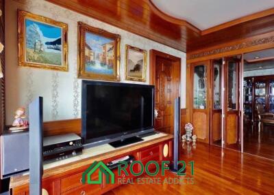 Royal Cliff Garden Condominium: Spacious 189 Sq.m. Retreat with Sea Views on Pratumnak Hill