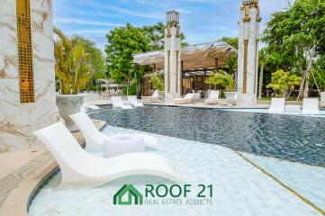 Copacabana Condominium: Exclusive Beachfront Condo with Private Pool and Jacuzzi, 100 Meters from Jomtien Beach