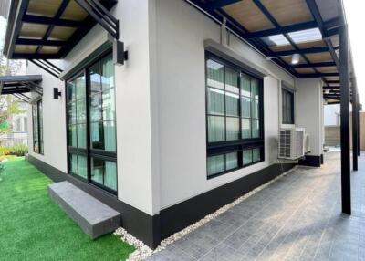 4-bedroom house in compound for sale on Bangna-Suvarnabhumi
