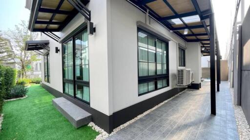 4-bedroom house in compound for sale on Bangna-Suvarnabhumi