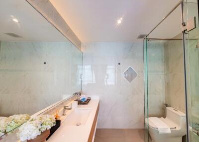 Spacious and modern bathroom with large mirror and glass shower