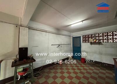 Multipurpose room with a tiled floor and basic furnishings