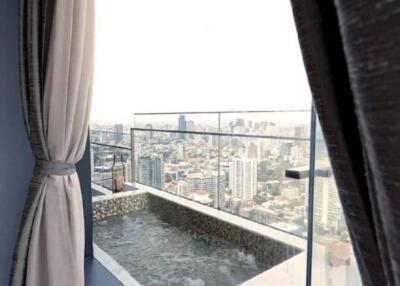 Balcony with city view and private jacuzzi