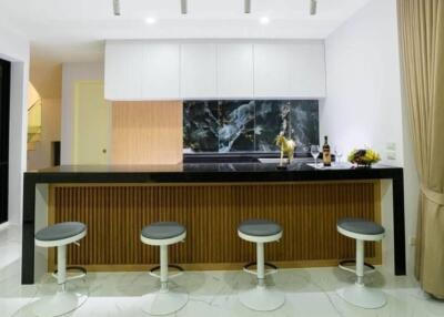 Modern kitchen with black marble backsplash and island counter