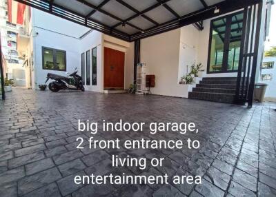 Big indoor garage with 2 front entrances
