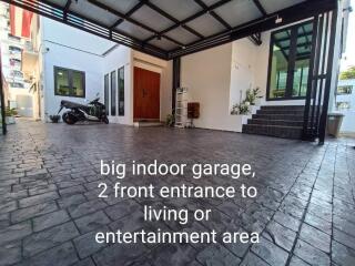 Big indoor garage with 2 front entrances