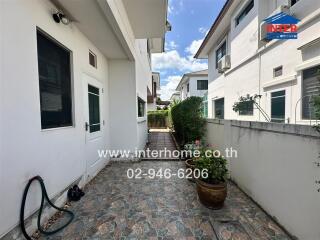 Outdoor walkway between two buildings