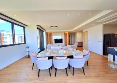 Spacious and modern dining room with elegant furnishing