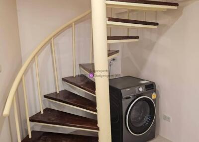 Spiral staircase with a washing machine