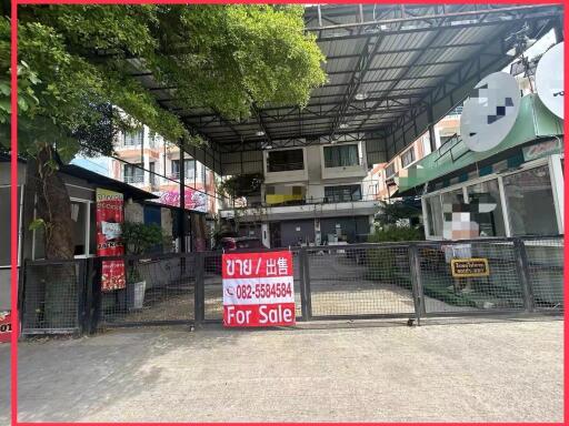 Commercial building for sale