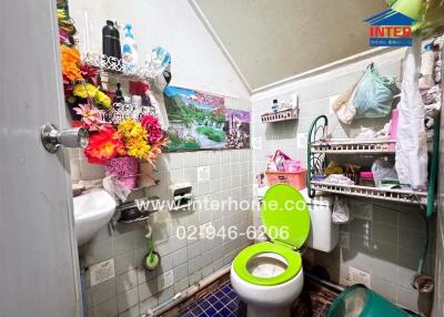 Bathroom with floral decorations