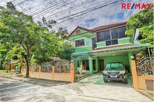 250 Sqm., 5 Beds Townhouse listed for ฿ 4,990,000.